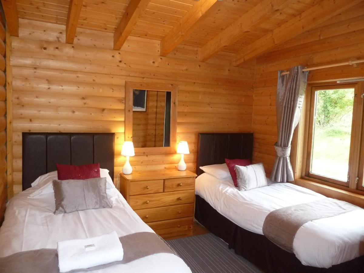 Glenbeag Mountain Lodges Spittal of Glenshee Exterior photo